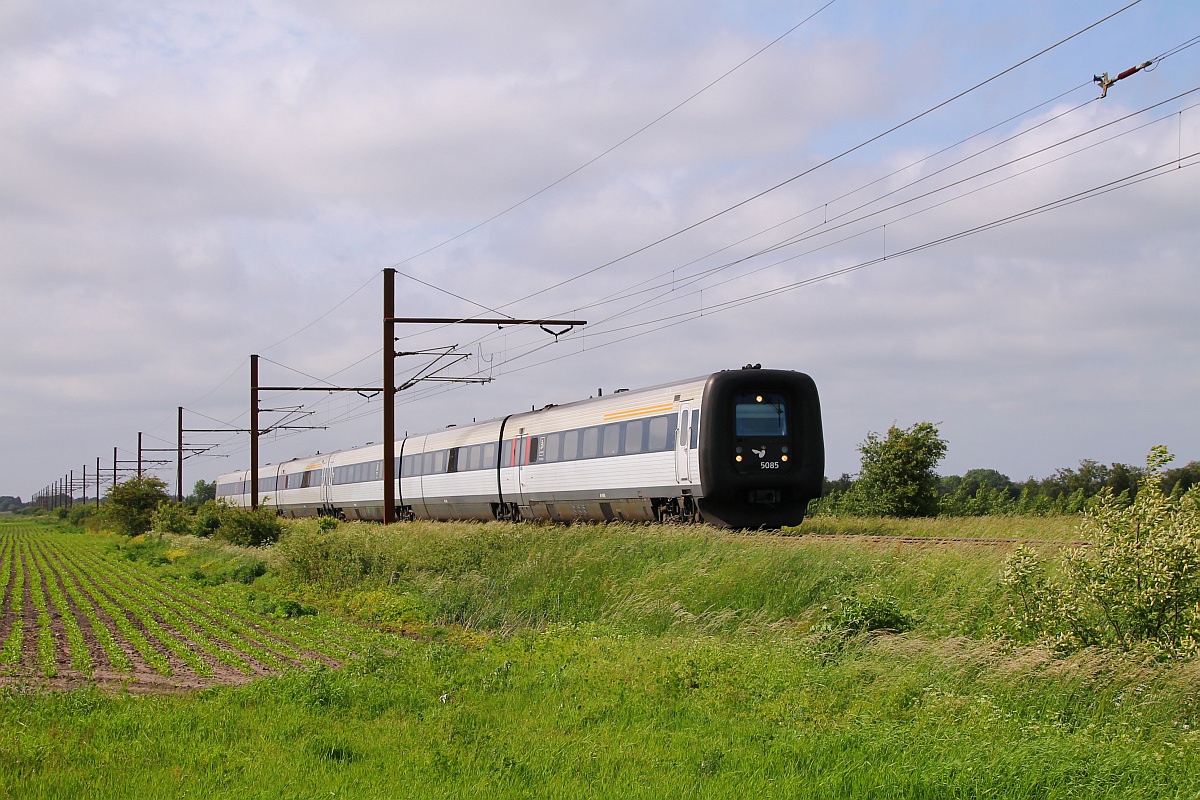 DSB IC3 MFA/FF/MFB 50/54/5285 und 90 als EC 387(Aarhus-HH Hbf)aufgenommen in Fårhus bei Padborg. 31.05.2014