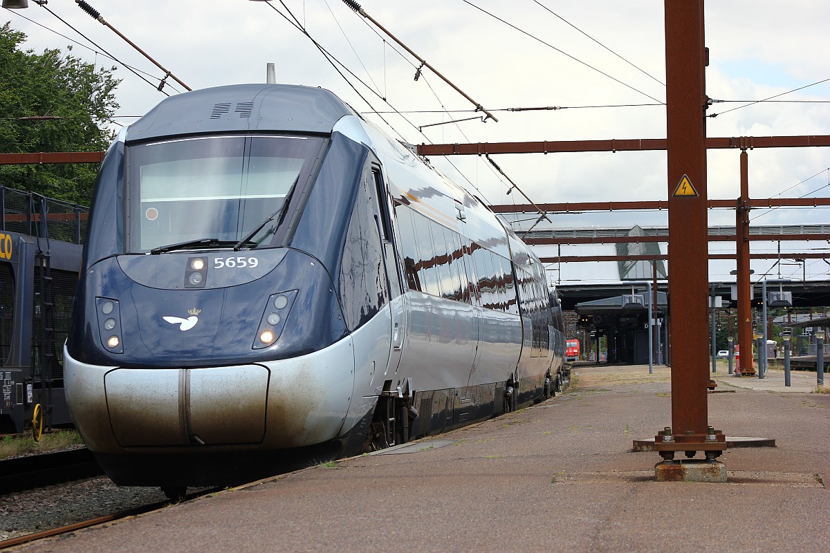 DSB IC4 MG 56/5859 nach Esbjerg verlässt hier den Bhf Fredericia st am 24.07.2015