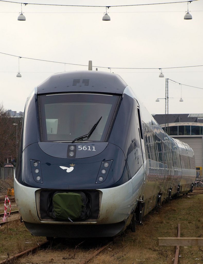 DSB IC4 MG/MH 56/5811 abgestellt im Gbf Aarhus hinter dem IC4 Werk(über den Zaun aufgenommen). Aarhus 27.03.2010