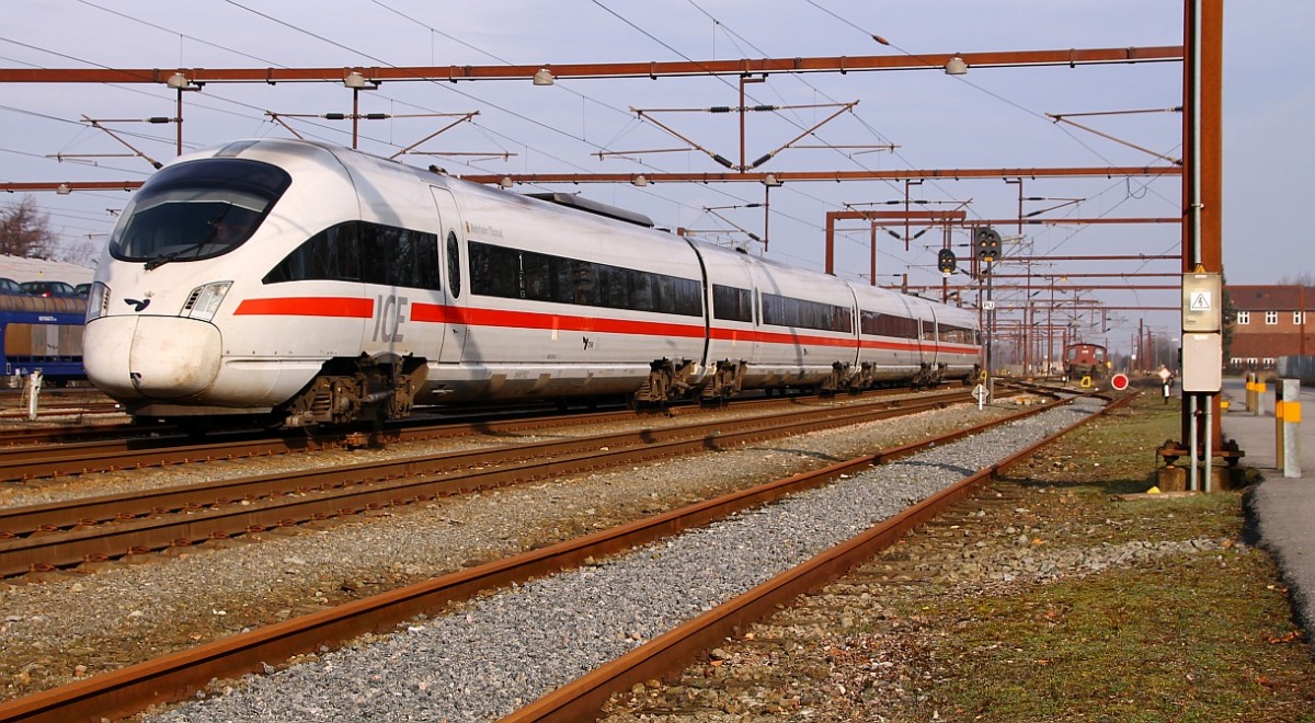 DSB ICE-(T)D 0605 010/110/210/510  Wehrheim(Taunus)  als ICE 381 nach Berlin hat hier Einfahrt in Padborg/DK. 06.03.2014