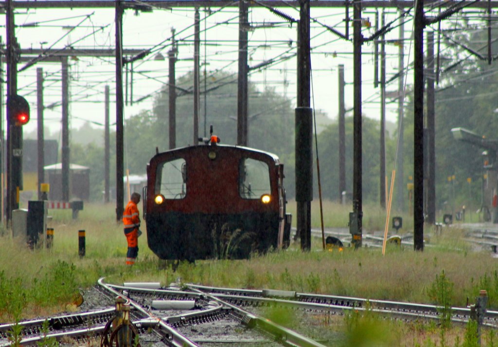 DSB Köf II 285 inklusive Rangierer warten im Vorfeld des Pbf Padborg auf den CN(L)aus Basel. Padborg 16.06.2013