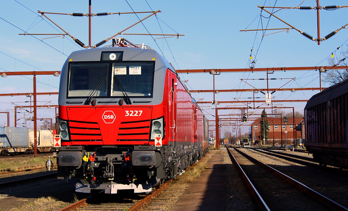 DSB Litra EB 3227 (91 86 0003 227-3 DK-DSB, REV/MMAL/02.03.22) und Litra EB 3228 (91 86 0003 228-1 DK-DSB, REV/MMAL/02.03.2022) abgestellt im/am Bhf Pattburg 13.03.2022