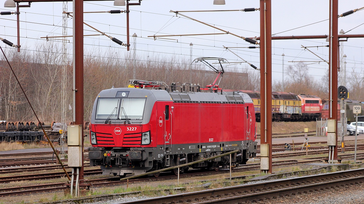 DSB Litra EB 3227 steht nachwievor im dänischen Grenzbahnhof Pattburg, anscheinend werden immernoch Schulungsfahrten nach Flensburg durchgeführt. Pattburg/DK 12.03.2023