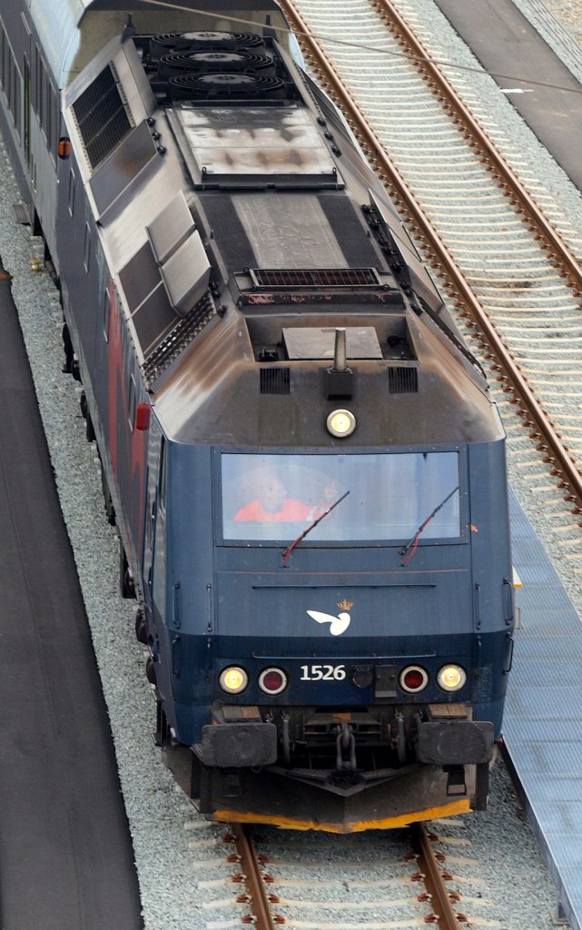 DSB Litra ME 1526 im Portrait von einer Brücke aus mit maximalem Tele aufgenommen und bearbeitet. Aarhus 29.04.2010