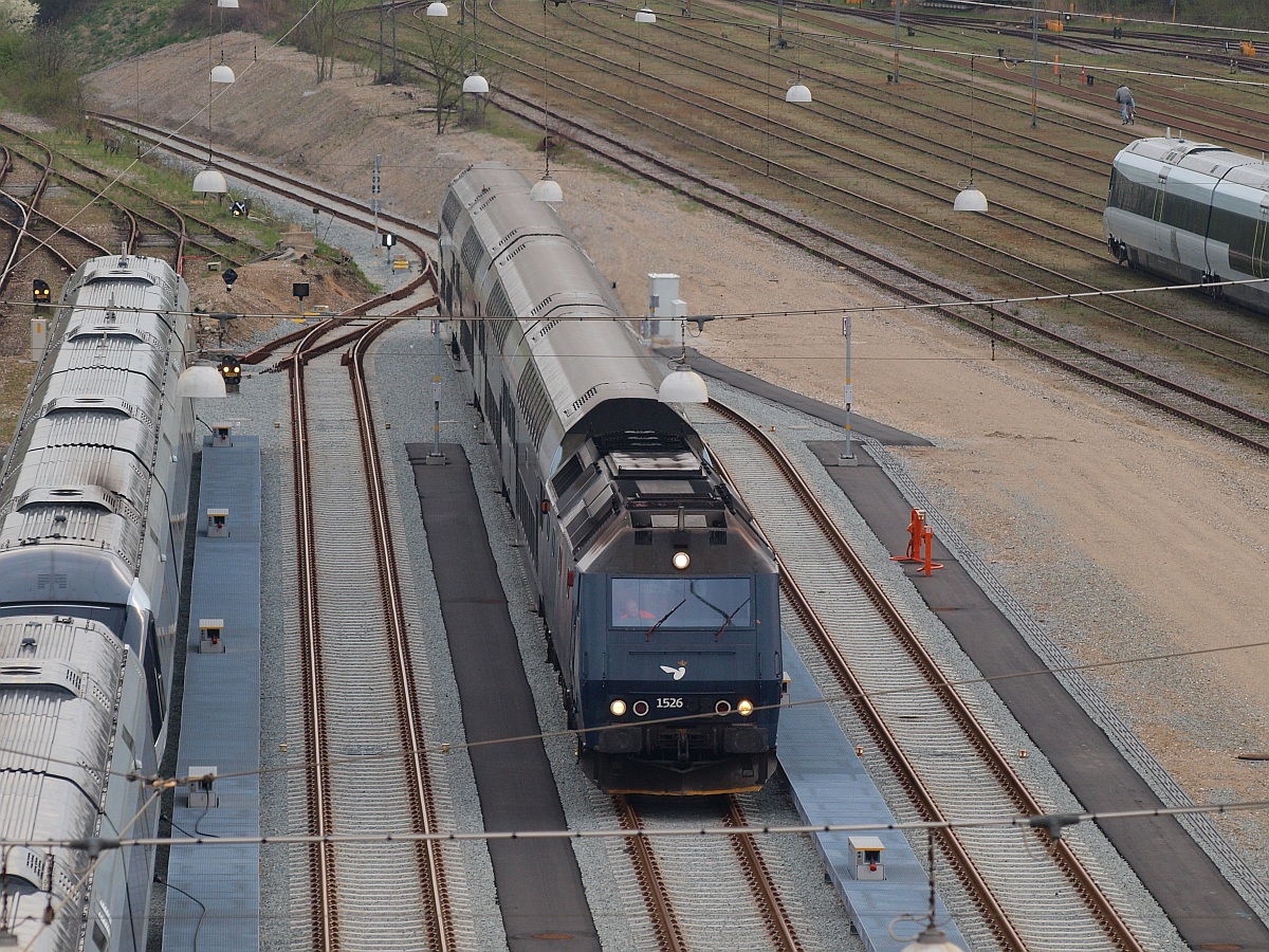 DSB Litra ME 1526 wird nach dem auftanken und der Innenreinigung der Dostos im neugebauten Abstellbereich in Aarhus abgestellt. Heute stehen dort alle IC 4 Triebzüge abgestellt und bewacht. 29.04.2010