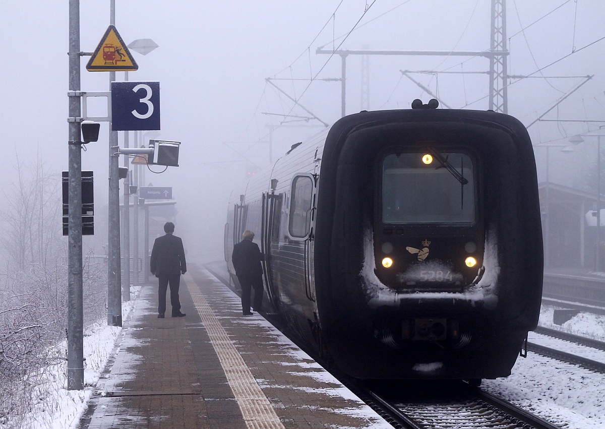 DSB Litra MFA/FF/MFB 50/54/5284 als Ersatzzug ICE 2901(Flensburg - Hamburg) für den ausgefallenen ICE 381(Aarhus - Berlin) beim Halt in Schleswig. 20.01.2015