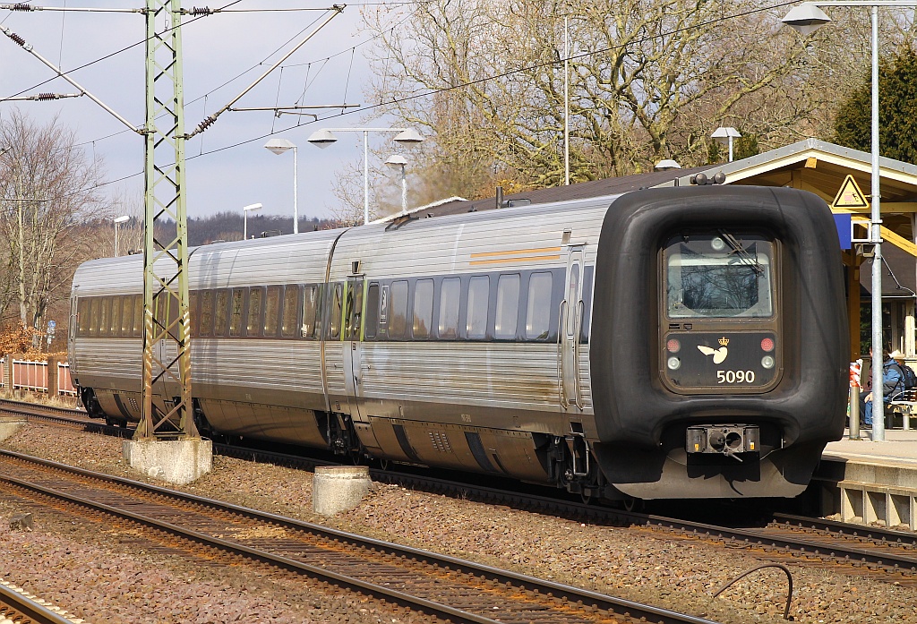 DSB Litra MFA/FF/MFB 50/54/5290(gebaut 1998 und seit 2003 mit Indusi für den Einsatz nach Hamburg ausgerüstet,4x294kW,180km/h)mit kurzem Halt in Schleswig, das ganze ohne Fahrgäste da ein technisches Problem zum Ausfall des EC's nach Aarhus führte. Schleswig 07.04.2013