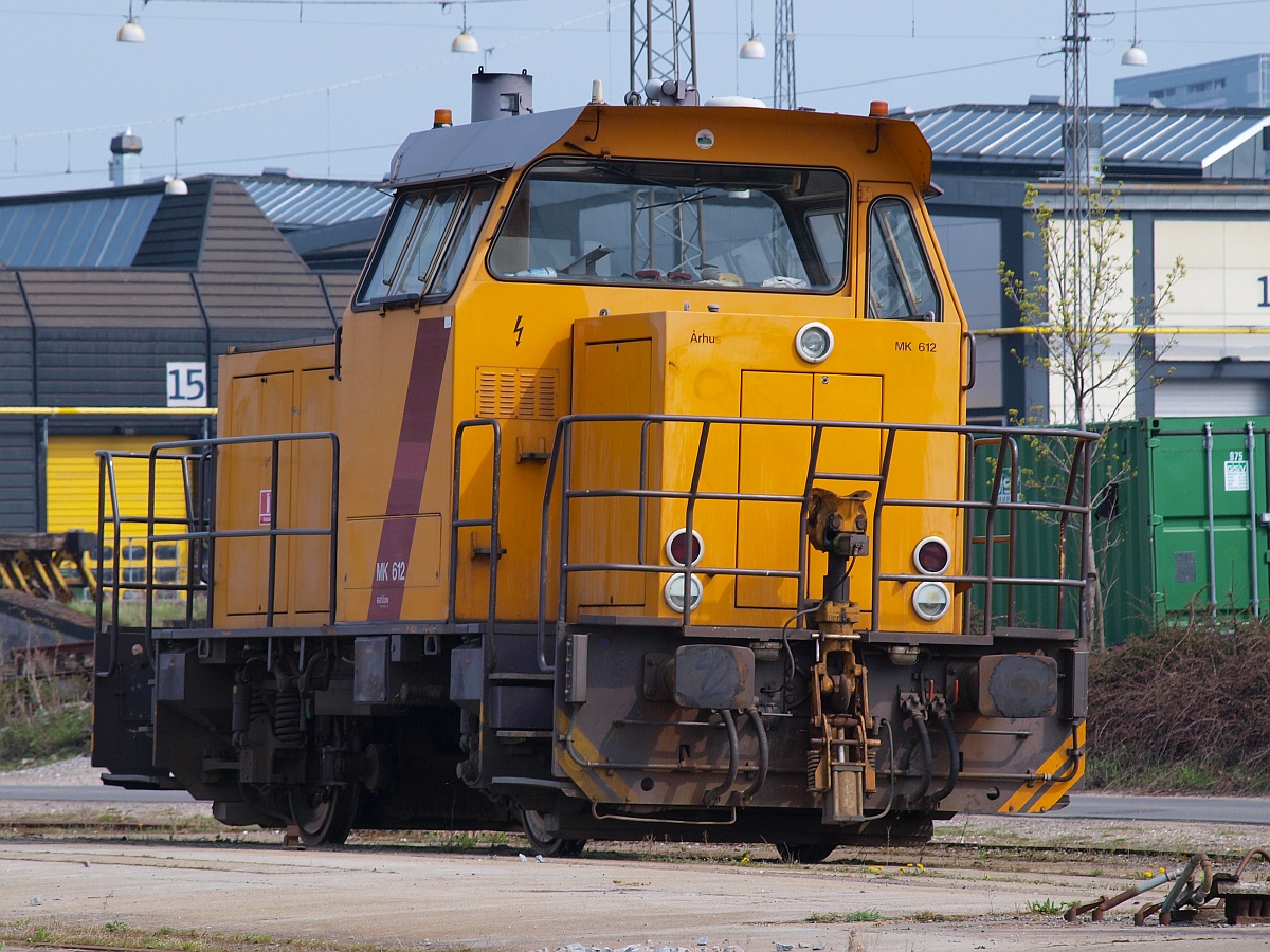 DSB Litra MK 612  Aarhus  gebaut bei MaK in Kiel als G322B steht hier am Ende eines Arbeitstages abgestellt im alten Gbf Aarhus. Heute fährt die Lok in neuem Lack für northrail,Kiel und ist im Moment eingesetzt im Ford Werk in Köln als 322.220.131. Aarhus 29.04.2010(üaVinG)