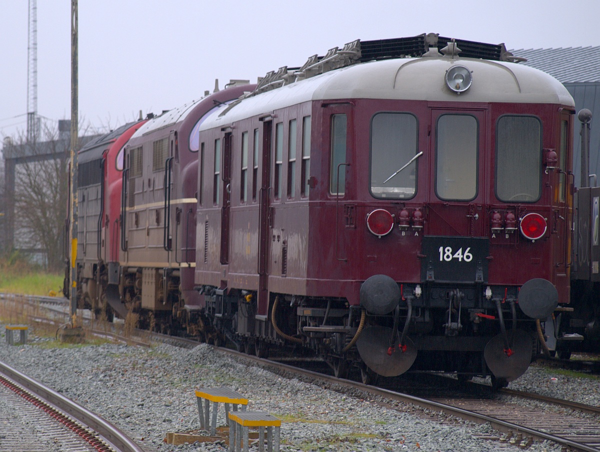 DSB Litra MY 1159 sowie Mx 1001 des DSB Togmuseums standen zusammen mit dem über 50 Jahre alten Dieseltriebwagen Mo 1846 bei strömendem Regen abgestellt in Aarhus. 14.11.2010 