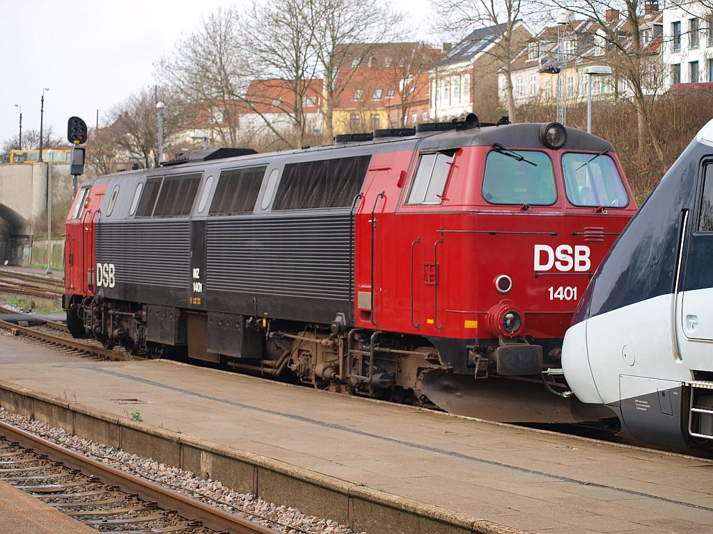 DSB Litra MZ 1401 (Bj 1967, 3300PS, 117t) wurde in Aarhus eingesetzt als Zuglok (ähnlich wie die 218.8 für die ICE's) für die IC4 Triebwagen die noch nicht einsatzbereit oder ohne Zulassung waren. Sie ist die letzte Lok der Reihe MZ I (1401-1410) die noch in Dänemark im Einsatz ist, MZ 1402 bis 1410 wurden alle nach Schweden verkauft. 30.11.2009