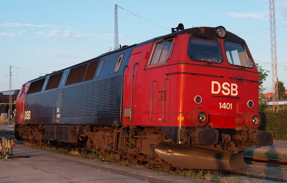 DSB Litra MZ 1401(I)1967 von NOHAB gebaut steht abgestellt in Aarhus. Die Lok steht hier im Bereich der alten Tankstelle an der die Gleise mit Neigung verlegt wurden um auslaufende Flüssigkeiten besser auffangen zu können. Bis Juli 2011 war es öffentliches Gelände. Aarhus 06.08.2009