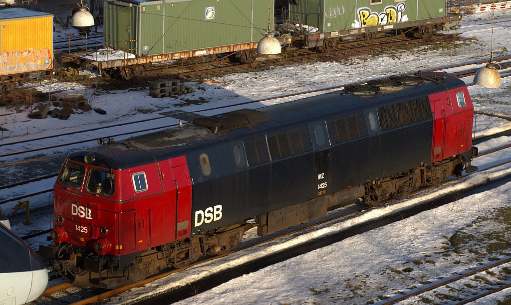 DSB Litra MZ 1425(vergleichbar mit den 218.8 zum IC abschleppen)hat gerade einen IC 4 im Werksbereich abgestellt. 11.12.2010