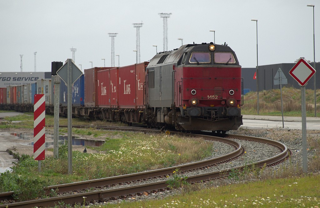 DSB Litra MZ 1452 hat hier gerade den Sicherheitsbereich des Aarhuser Hafens verlassen und rollt mit Schritttempo Richtung Aarhus Hbf. 20.09.2010