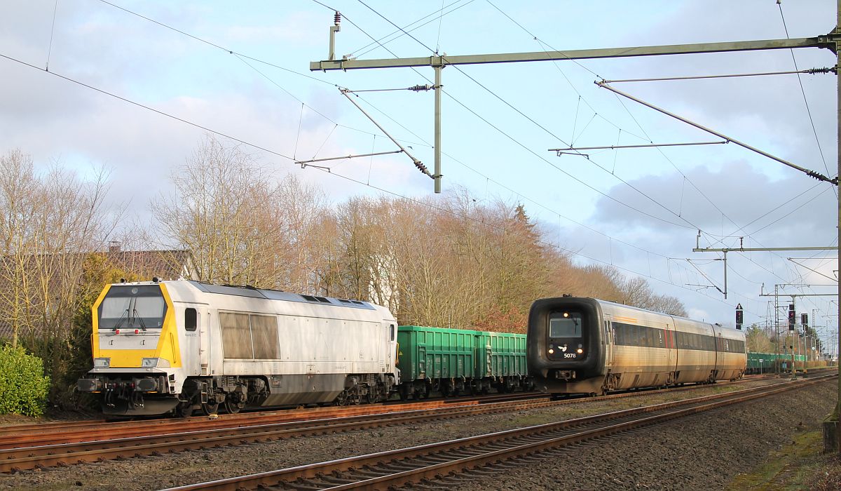 DSB MFA 5078 fährt auf dem Weg nach Aarhus an dem wartenden Düngemittelzug mit VOIH Maxima 30 CC vorbei, Jübek 09.03.2020