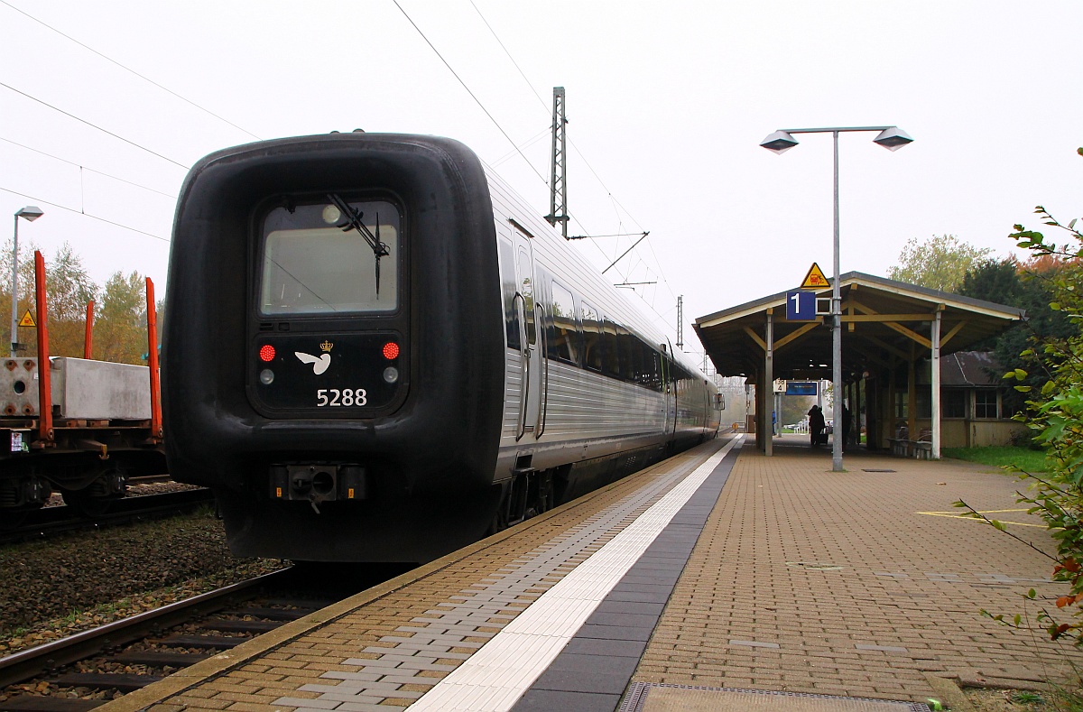 DSB MFS/FF/MFB 50/54/5288 hatte heute die Aufgabe als EC nach Aarhus zu fahren hier verlässt er gerade Schleswig. 31.10.2014