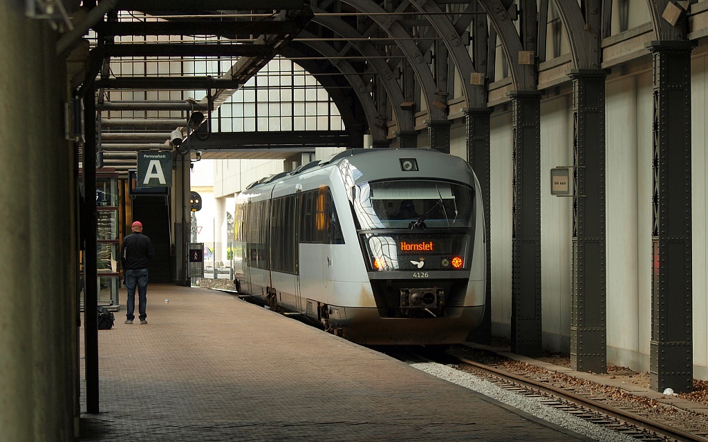 DSB MQ 41/4926 steht abfahrbereit nach Hornslet im Bahnhof Aarhus. Die Desiro Triebwagen ersetzen nach und nach die alten MR/MRD Triebwagen die 30 Jahre und älter sind. Aarhus 13.05.2011