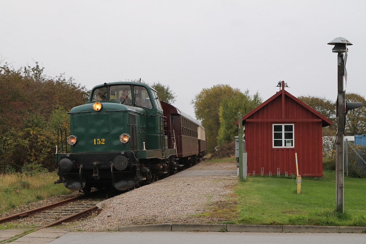 DSB MT 152 fährt an dem malerischen Haltepunkthäuschen und der Blinklichtanlage in Hammeleff vorbei, 19.10.2017