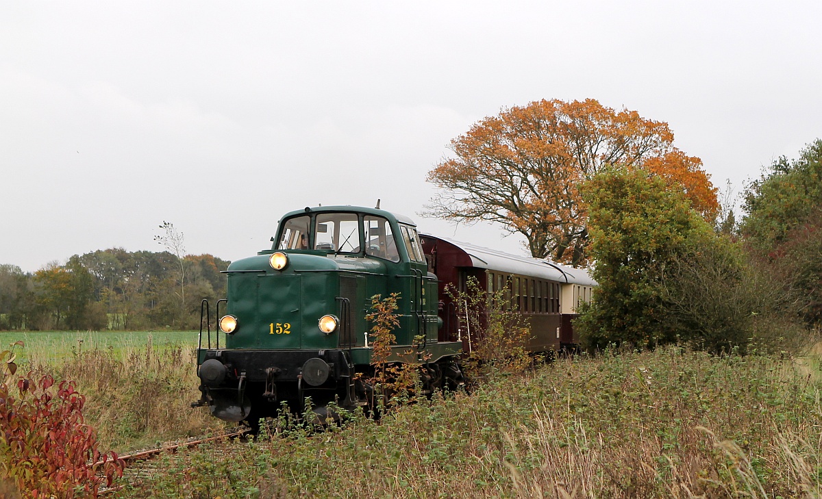 DSB MT 152 mit Feriensonderzug kurz vor der Unterquerung der Autobahn bei Hammeleff.
Diese Fotostelle ist in diesem Jahr fast schon zugewachsen 19.10.2017  