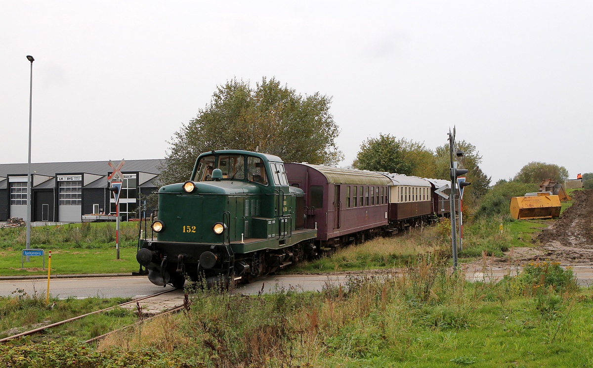 DSB MT 152 passiert mit ihrem Feriensonderzug auf der Rückfahrt nach Hadersleben einen Bahnübergang im Industriegebiet von Hammelev 19.10.2017