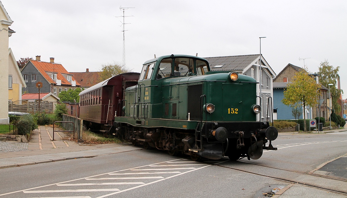 DSB MT 152 passiert im Stadtgebiet von Hadersleben einen Bahnübergang zwischen dem Stadt - und dem Westbahnhof 19.10.2017