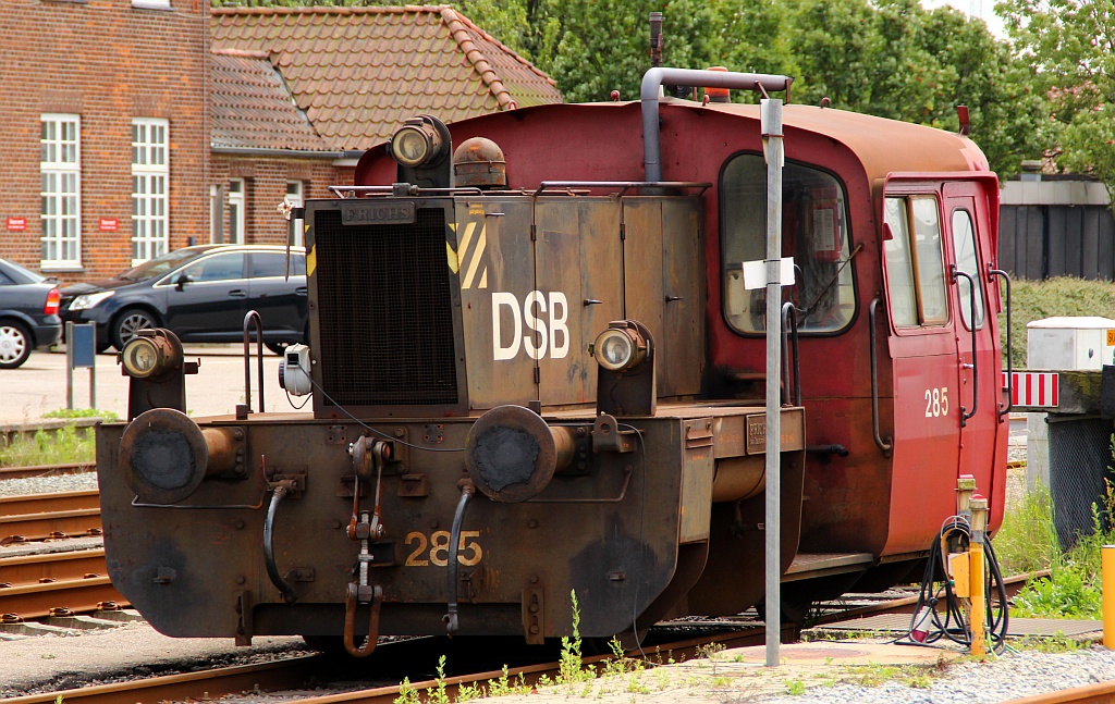 DSB Rangiertraktor 285(bei uns Köf genannt, gebaut bei Frichs in Aarhus)steht abgestellt im Bahnhof von Padborg. Sie rangiert meistens am Morgen und am Abend die DSB EA Lokomotiven für den CNL von und nach Kopenhagen durch den Bhf Padborg. 21.07.2012