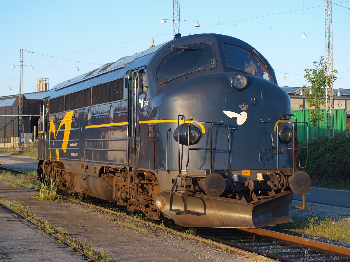 DSB Tjenestelok(Dienstlok)MY 1135 steht in der Abendsonne in Aarhus(Zugang ist ffentlich). 02.06.2010