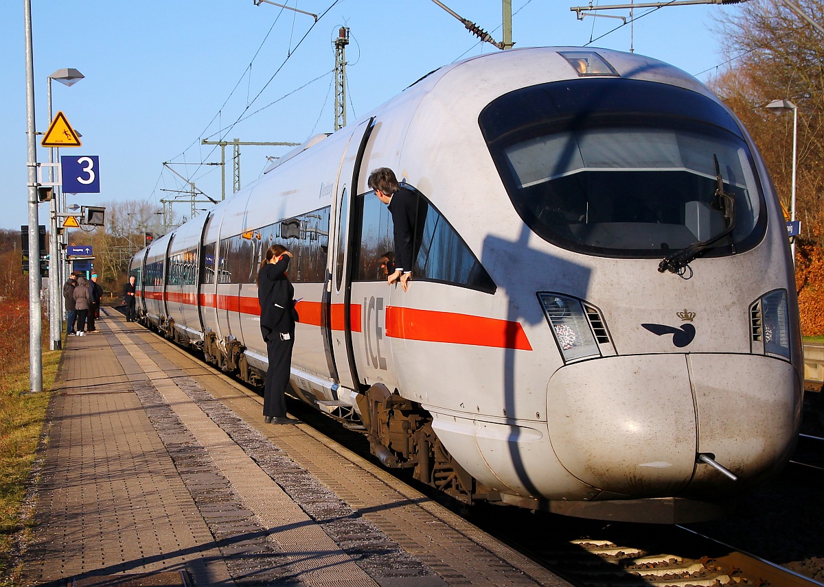 DSB/DB ICE 605 020/120/220/520  Rendsburg  Tz 5520 auf dem Weg nach Berlin hier beim Halt in Schleswig. 24.11.13