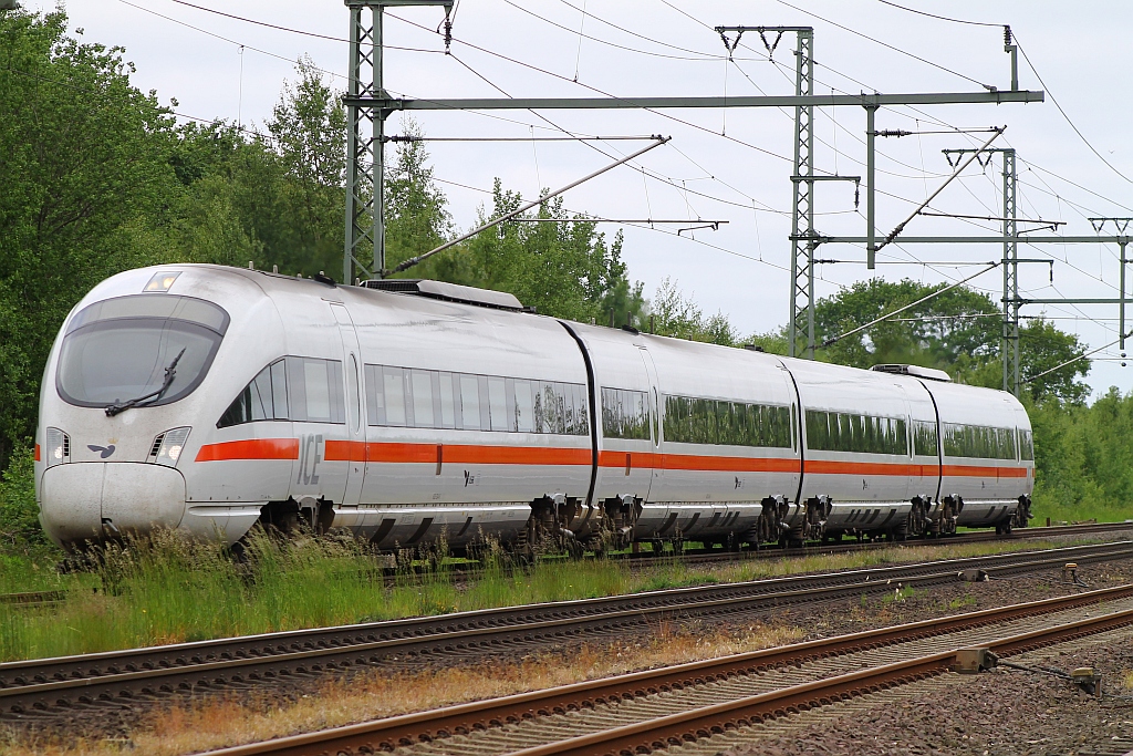 DSB/DB ICE-(D)605 004/104/204 und 504 oder auch Tz 1104 dieselt hier wegen der  La  mit 40 km/h durch Jübek bei Schleswig. 09.06.2013