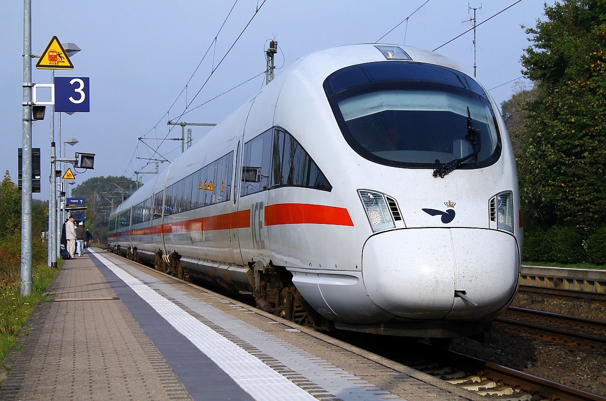 DSB/DB ICE-(T)D 0 605 016/101/216/516 Tz 5516 als ICE 381 nach Berlin verlässt hier Schleswig. 05.10.2014