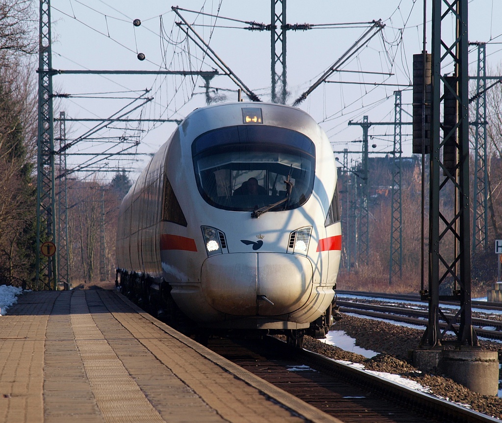 DSB/DB ICE-TD 605 020/120/220/520 hat Einfahrt in den Schleswiger Bahnhof, Fahrziel ist Aarhus. 22.02.2011