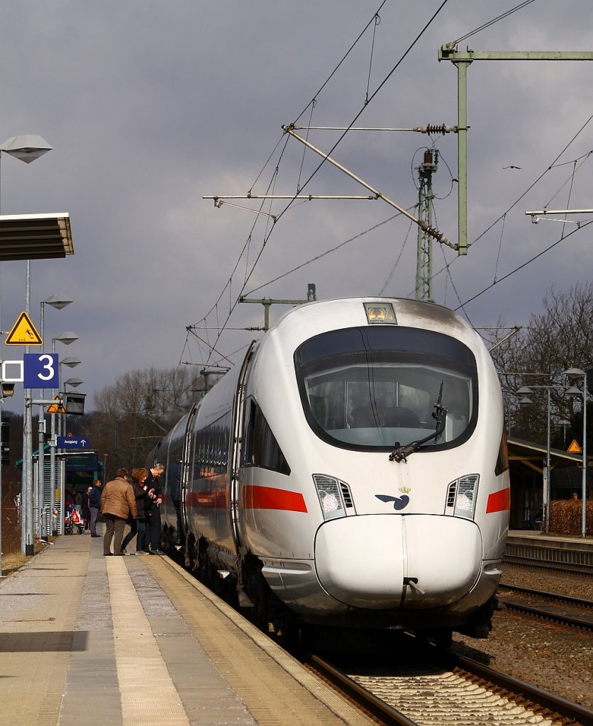 DSB(in Cooperation with DB)ICE-D 605 017(Tz 5517)  København  steht hier als ICE 381 nach Berlin Ostbhf im Bahnhof von Schleswig. 07.04.2013