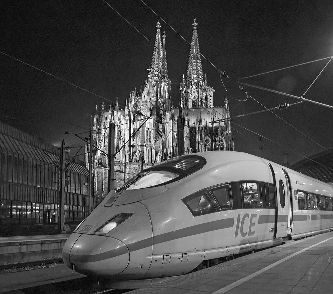 
Düsseldorf zu Besuch in der Domstadt Köln....
Der eingefahrene ICE-3M (BR 406) Tz 4611  Düsseldorf  steht als ICE 19 (Bruxelles-Midi - Köln Hbf - Frankfurt(Main)Hbf) am 03.10.2015 in den Hauptbahnhof Köln. 

Vor der Weiterfahrt wird dieser mit dem ICE 129 aus Amsterdam Centraal gepuppelt, darum hier die roten lichter, denn die Ausfahrt erfolgt über die Hohenzollernbrücke. 

Da ich auf meinen Reisen kein Stativ mitnehme, machte ich die Aufnahme aus der Hand.