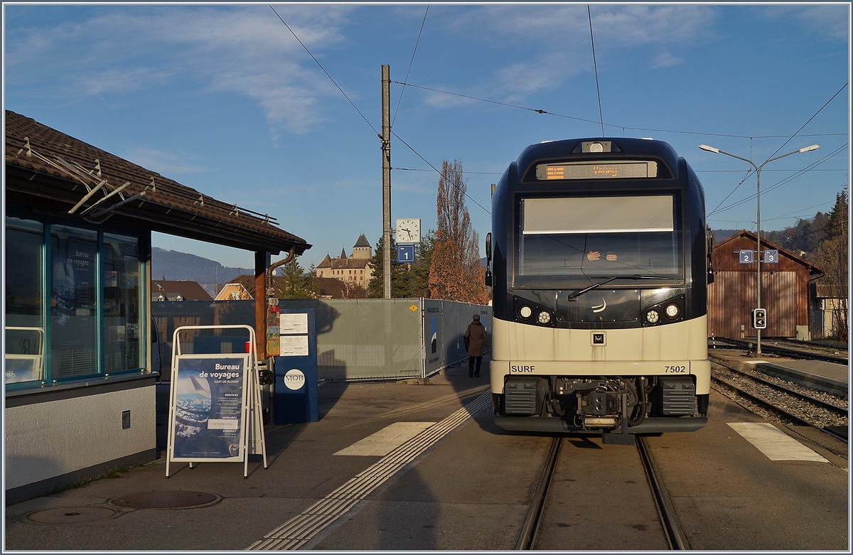 Durch ein abhanden gekommenes Gebäude bietet sich nun im Bahnhof von Blonay ein Blick mit Zug und Schloss. 

31. Dez. 2019