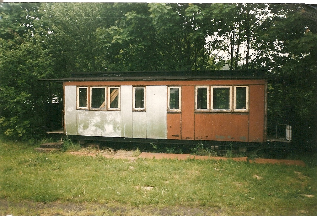 Durch einen DEFA-Spielfilm bekannt geworden,ist KB4tr 970-812 der hier noch ohne Räder in einer Putbuser Ecke stand.Heute steht der Wagen wieder auf vier Rädern im Putbuser Traditonsbereich.