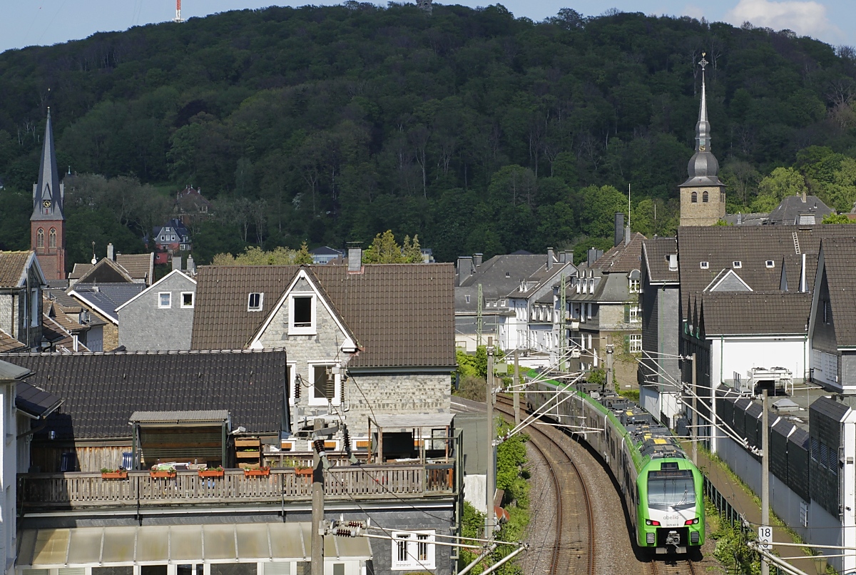 Durch die Langenberger Altstadt fährt 3429 001 am 29.05.2021 mit einer S 9 von Wuppertal nach Essen 