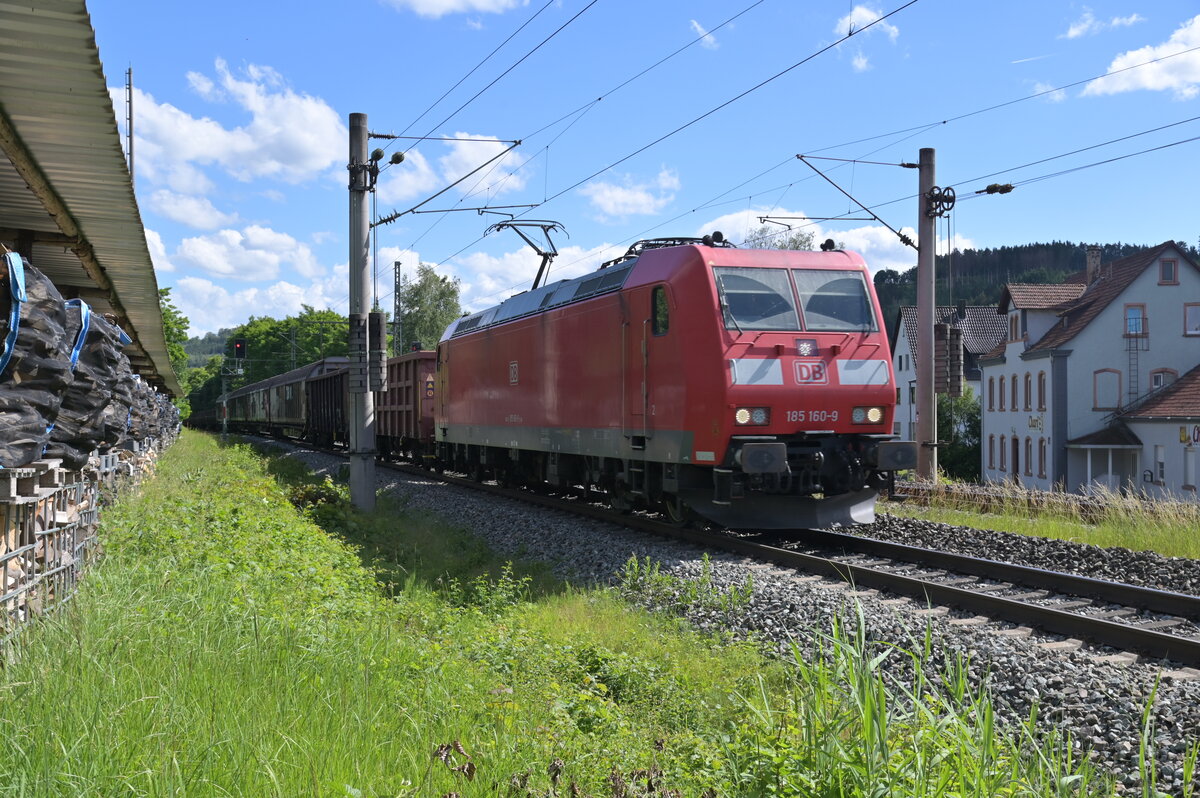 Durch Mittelsinn kommt 185 160 mit einem lagen Mischer gen Fulda gefahren. 15.6.2024