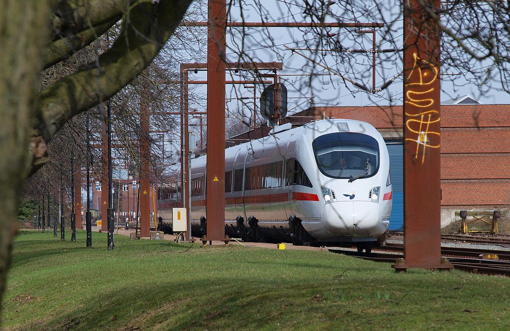 Durch die Pfeiler gesehen....ICE TD 605 019 verlässt hier den Grenzbahnhof Padborg Richtung Flensburg. 02.04.2010