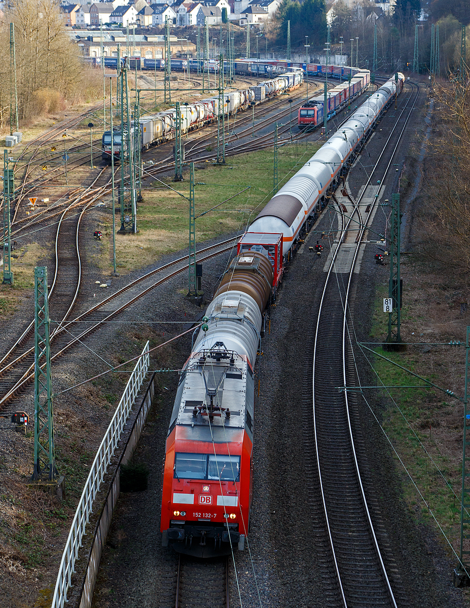 Durch die Sperrung der rechten Rheinstrecke bei Bonn-Beul ist die Woche wieder viel Umleiterverkehr auf der Siegstrecke....
Eigentlich wollte ich am 12.03.2022 von der Brücke in Betzdorf-Bruche nur Bilder von den beiden im Rangierbahnhof Betzdorf/Sieg abgestellten KLV-Zügen mit der MRCE Dispolok X 4 E – 701 / 193 701-0 und der SBB Cargo AG Re 482 007-2 machen, aber in kurze Abfolge kamen gleich zwei Güterzüge.

Hier bereits der Zweite: Die 152 132-7 (91 80 6152 132-7 D-DB) der DB Cargo AG fährt mit einem gemischten Güterzug in Richtung Köln.

Die Siemens ES 64 F wurde 2000 von Siemens in München-Allach unter der Fabriknummer 20259 gebaut und an die DB Cargo geliefert.