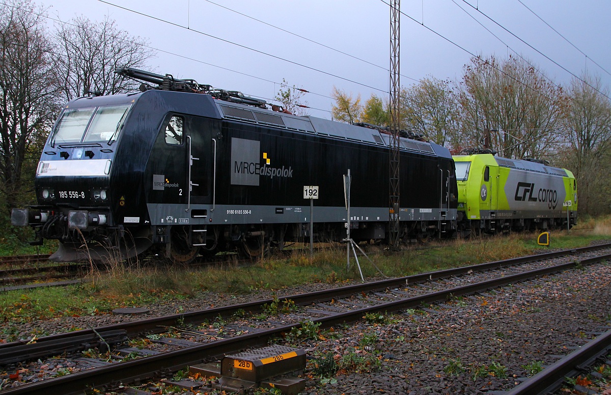 Durch den Sturm und seine ernormen Nachwirkungen in Padborg  gefangen  stehen die MRCE 185 556-8(Unt/19.01.06, Verl.1/UEIX/19.01.13, Verl.2/KTG/17.01.14)und die ehemalige OHE Lok 185 534-5(Unt/Kassel FW 510/26.06.12)abgestellt im Gbf Padborg. 29.10.2013