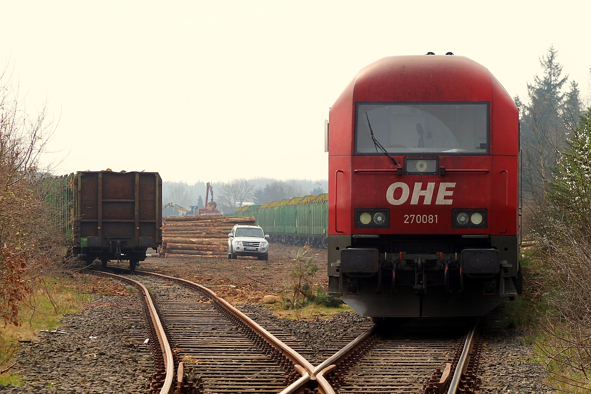 Durch Zufall entdeckt, OHE 270081/ 223 102-5(REV/MMAL/15.08.07, 1.Verl/Fw513,18.07.14)zu Gast im Norden mit einem Holzzug der hier gerade in Flensburg-Weiche beladen wird. 02.04.2014