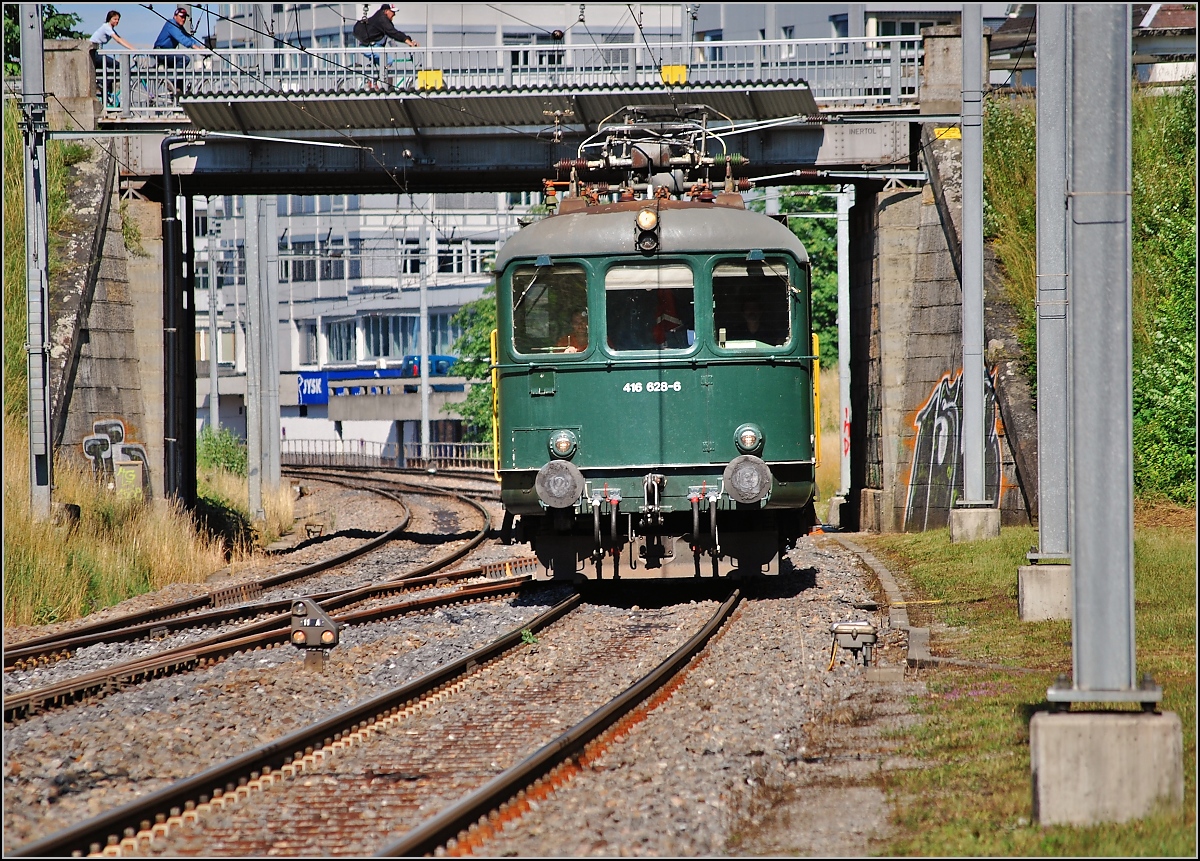 Durchfahrt der ehemaligen MThB-Lok Re 4/4 mit der Nummer 416 628-6 in Frauenfeld. Juni 2007.