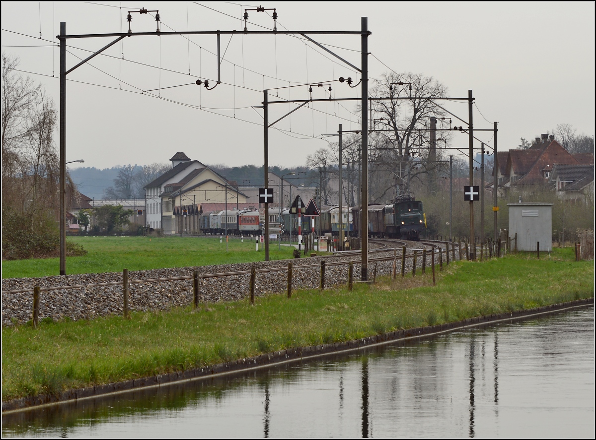 Durchfahrt der heißen Fuhre durch Bürglen mit Lok Ae 4/7 10950 der Swisstrain. April 2014.