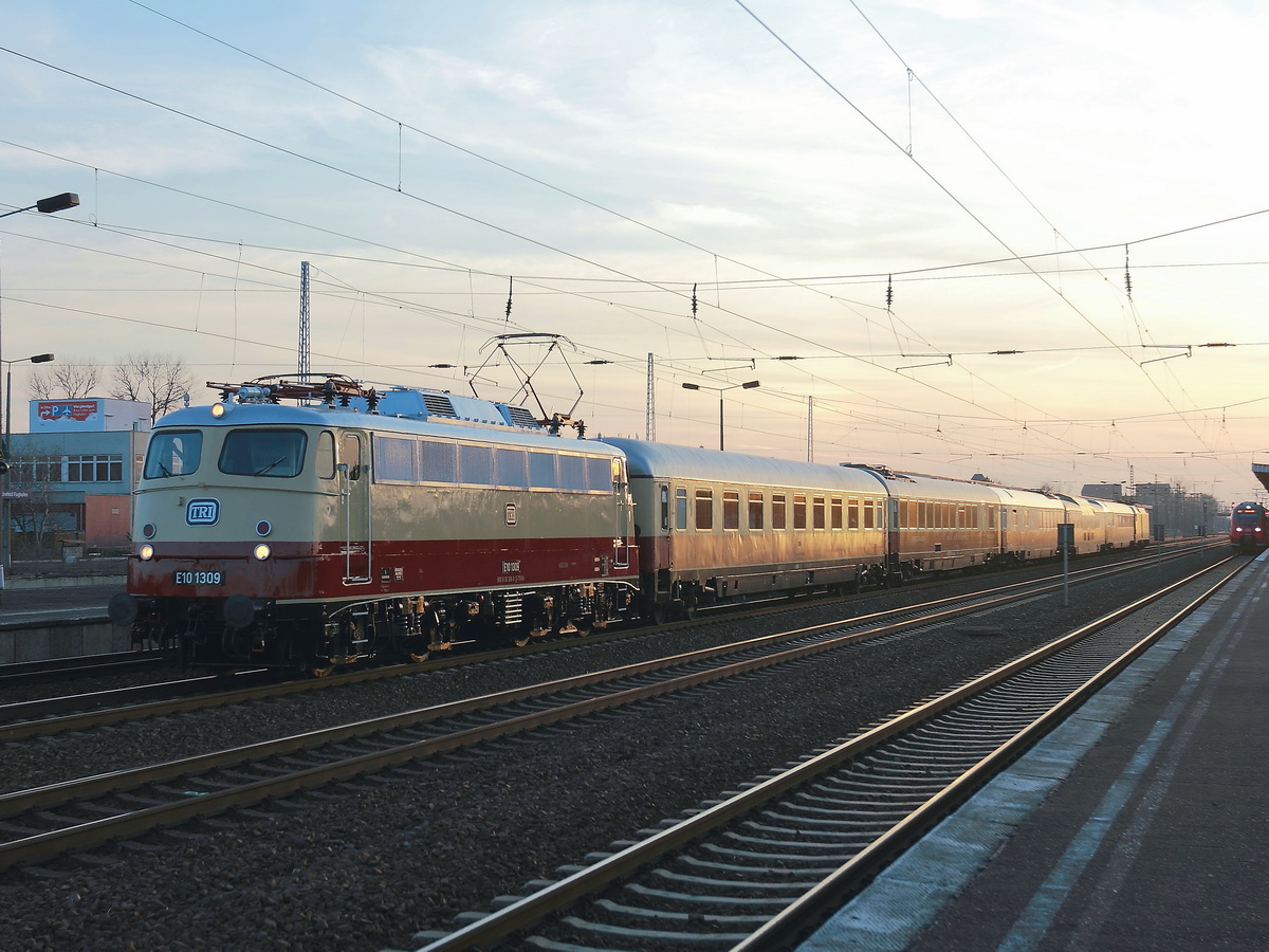 E 10 1309 (9180 6 113 309-9 D-Train) der Train Rental International GmbH Eckental-Eschenau bei der �berf�hrungsfahrt von Dessau nach K�ln im Bahnhof Berlin Flughafen Sch�nefeld am 13. Februar 2016.