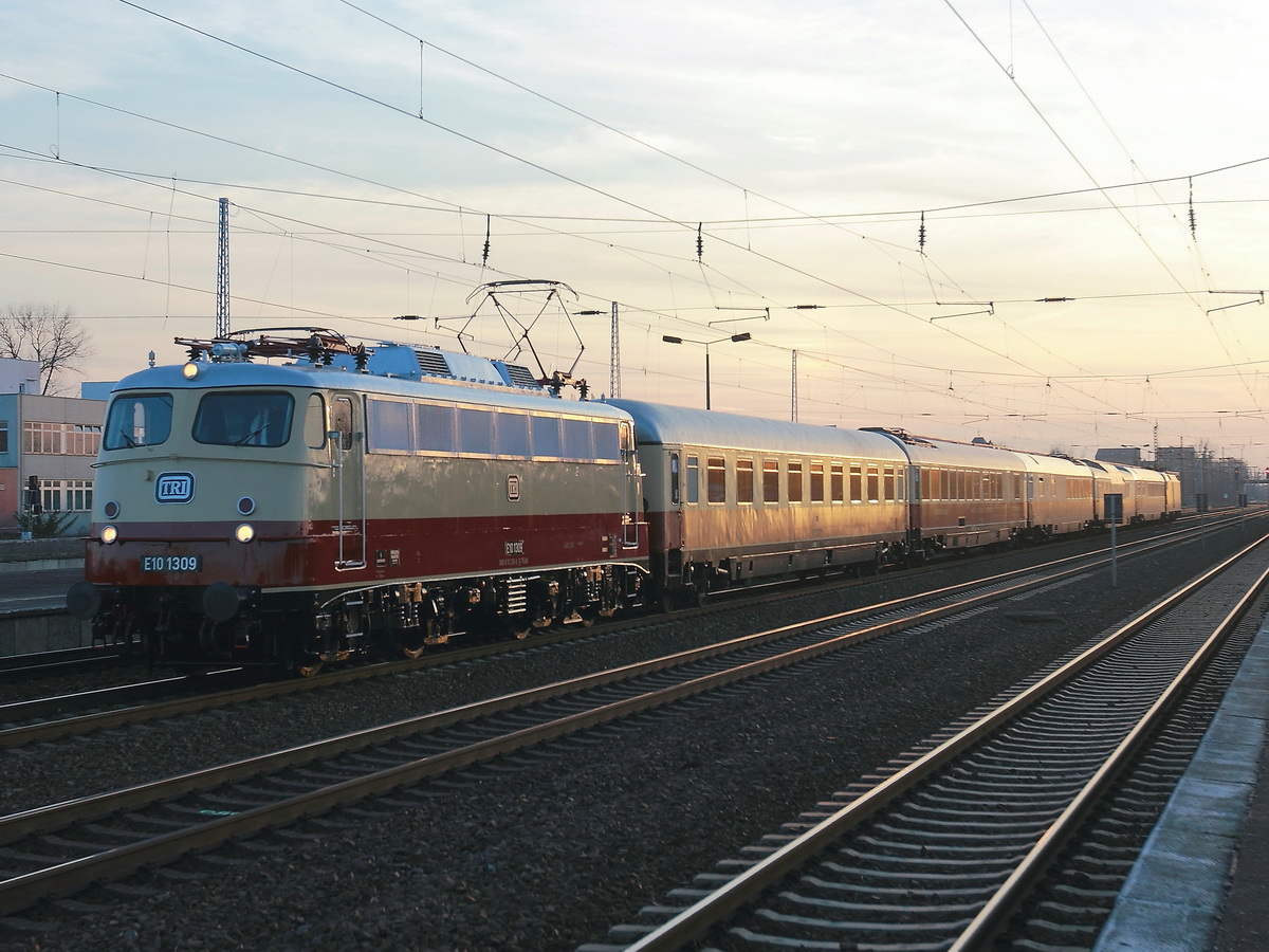 E 10 1309 steht bei der �berf�hrungsfahrt auf den Durchgangsgleis  im Bahnhof Berlin Sch�nefeld Flughafen  am 13. Februar 2016.