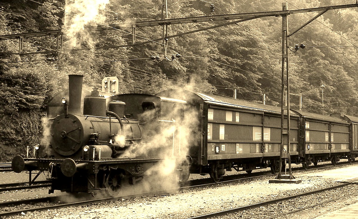 E 2/2 9 (SLM 2168/1911) den von Roll-Werke rangiert im Juli 1983 im Bahnhof Choindez