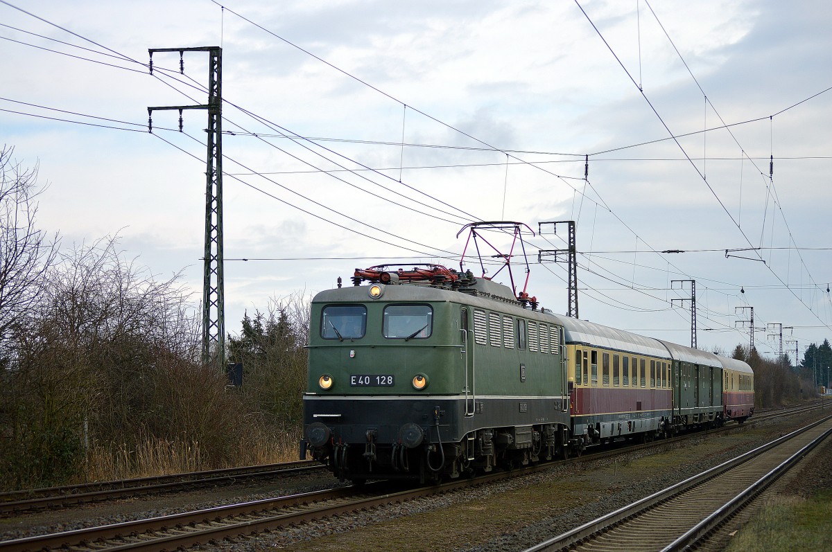 E 40 128 war am 28.M�rz von Koblenz nach Augsburg gefahren um eine E 91 nach N�rnberg und einen Wagen nach Koblenz zu �berf�hren.Hier ist sie mit dem �berf�hrungszug nach Koblenz in Weiterstadt am 01.M�rz.2015 zusehen.Platz.2 (Bild des Monats) M�rz.2015