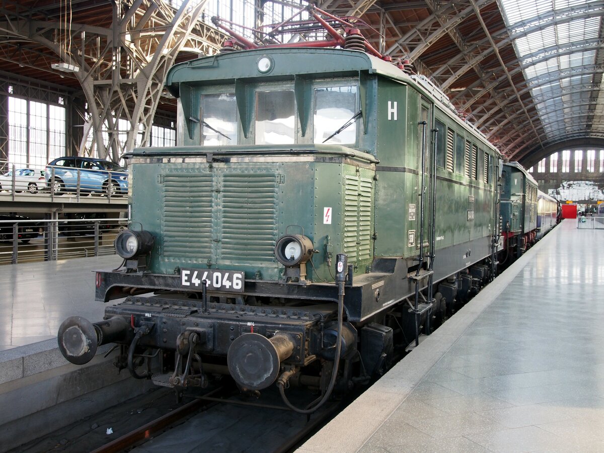 E 44 046 auf Gleis 24 im Leipziger Hbf am 19.07.2019.