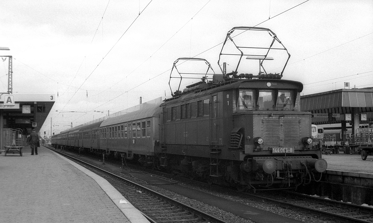 E 44 066/ 144 066-8 Nürnberg Hbf 21.12.1982 (Scan)