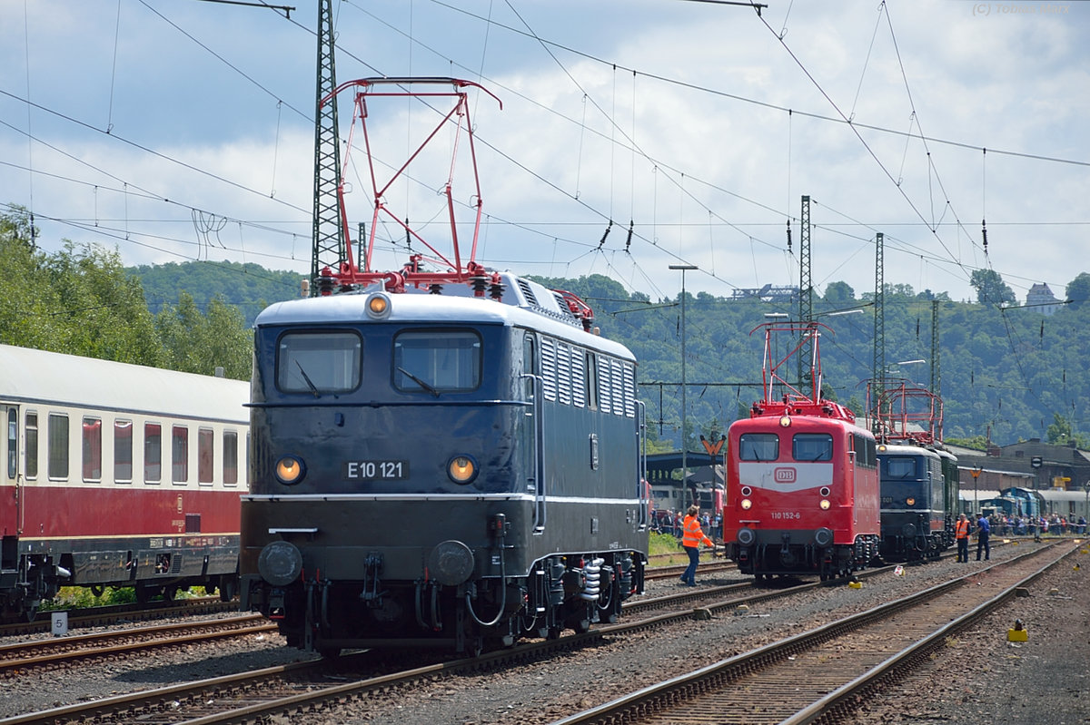 E10 121 rückte in die Lokaufstellung zur Lokparade am 18.06.2016 vor. Ich gehörte zur Lokbesatzung der 141 228 beim Sommerfest, daher konnte ich mit Warnweste dort fotografieren.