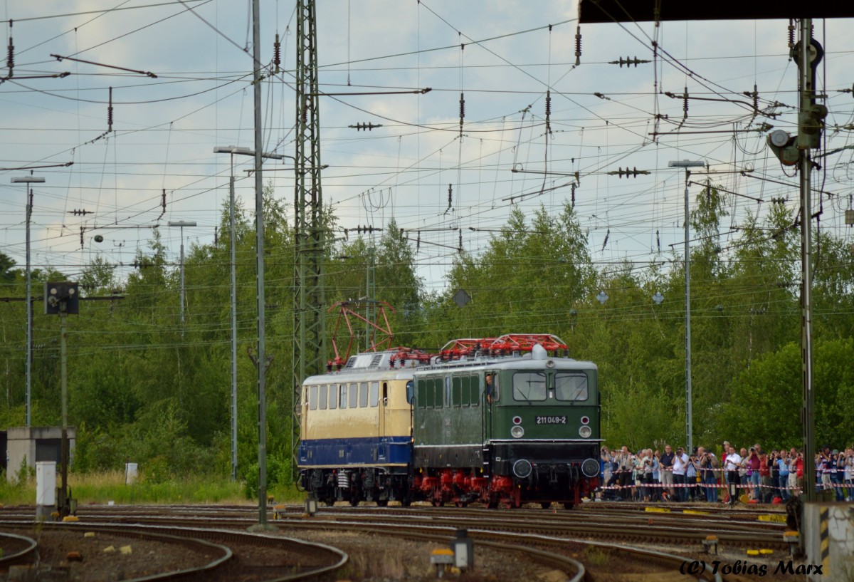 E10 1239 schob die 211 049-2 zur Parade. Aufgenommen am 13.06.2015 beim Sommerfest in Koblenz